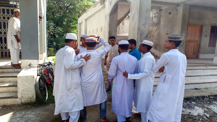 পরীক্ষার হলে ২০ ছাত্রের চুল কাটলেন অধ্যক্ষ