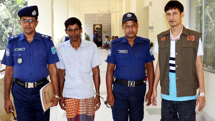 মাকে পানিতে ডুবিয়ে মারতে বাবাকে সহায়তা করে ছেলে!