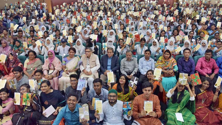 ‘বই পড়লে মন  আলোকিত ও সজীব হয়’