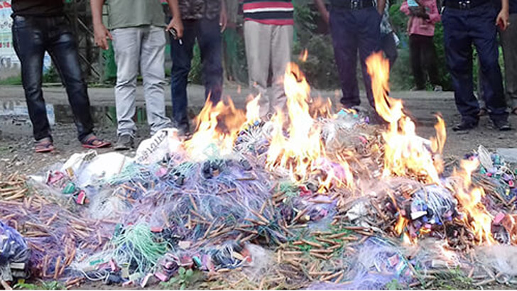 বরিশালে জব্দকৃত জাল ও ইলিশ বিক্রি নিয়ে সংঘর্ষ