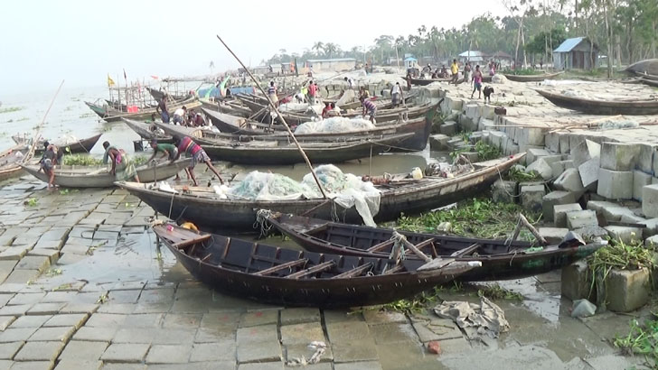 মধ্যরাত থেকে ইলিশ শিকারে নদীতে নামবে জেলেরা