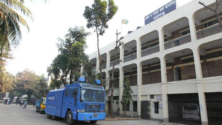 এজলাসেই বাদীর পা ধরে ক্ষমা চেয়ে জামিন পেলেন কাউন্সিলরপুত্র!