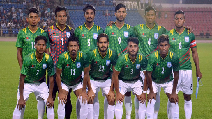 অল্পের জন্য বিমান দুর্ঘটনা থেকে বেঁচে গেলেন জাতীয় দলের ফুটবলাররা