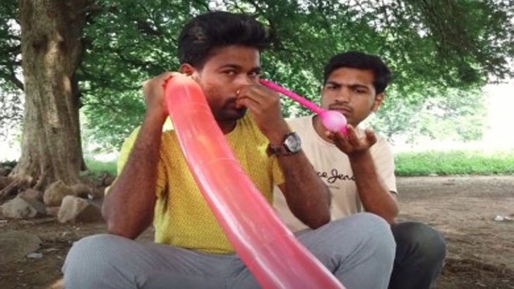 কান দিয়ে বেলুন ফুলাচ্ছেন যুবক (ভিডিও)