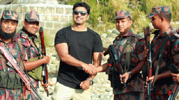কলকাতার চিত্রনায়ক দেব হঠাৎ জাফলং সীমান্তে