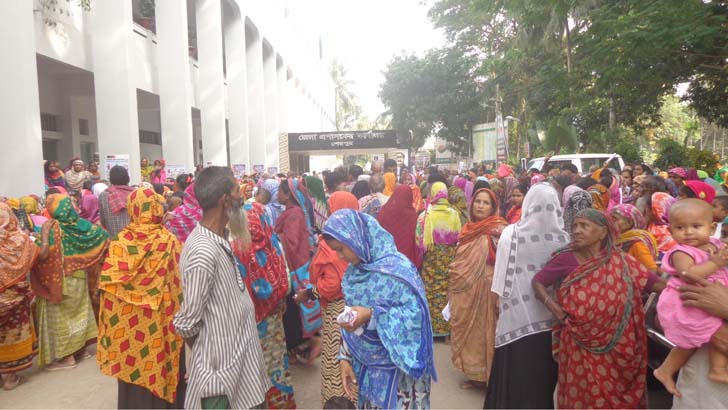 গণশুনানিতে শেরপুর ডিসি কার্যালয়ে মানুষের ঢল