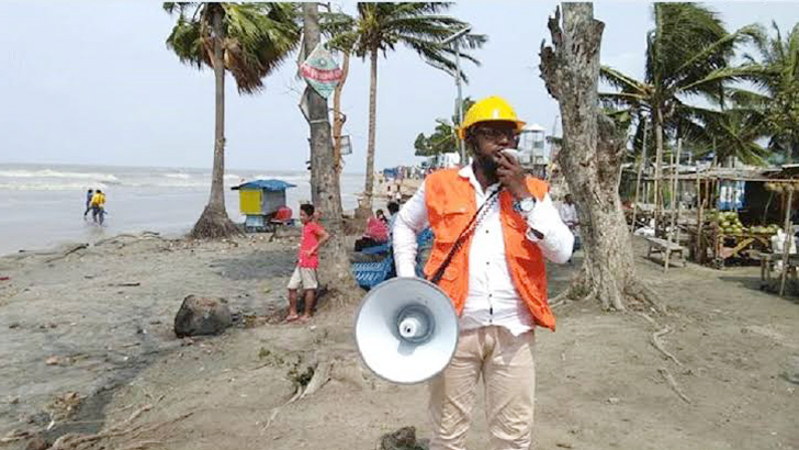 ঘূর্ণিঝড়ে আশ্রয় কেন্দ্রে যাওয়ার প্রস্তুতি