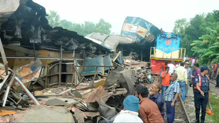 ট্রেন দুর্ঘটনা: মুয়াজ্জিনের মাইকের ডাকে ছুটে আসেন উদ্ধারকর্মীরা