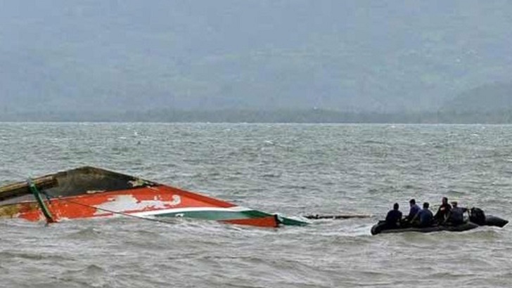 লঞ্চের ধাক্কায় বালুবাহী জাহাজডুবি, ৩ শ্রমিক নিখোঁজ