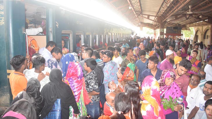 বাস ধর্মঘটে যশোরে যাত্রীদের ভরসা ট্রেন