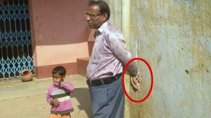 সময়মতো স্কুলে না আসায় প্রধান শিক্ষককে খুঁটির সঙ্গে বাঁধল এলাকাবাসী