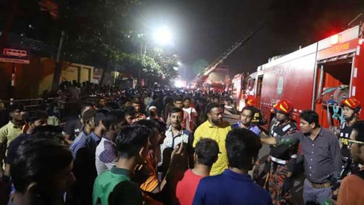 অগ্নিকাণ্ডে রাজধানী সুপার মার্কেট এলাকায় যান চলাচল বন্ধ
