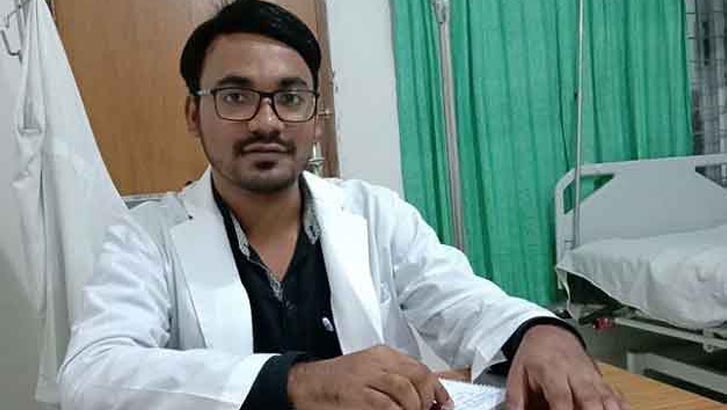ভ্যানচালক ছেলেটি আজ সরকারি চিকিৎসক