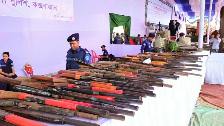 মহেশখালীতে ১২ জলদস্যু বাহিনীর ৯৬ সদস্যের আত্মসমর্পণ