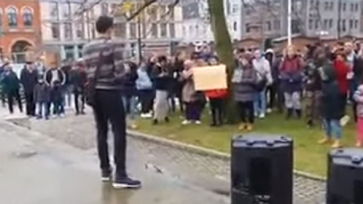 নরওয়ের রাস্তায় কোরআন তিলাওয়াত শুনছেন সাধারণ মানুষ (ভিডিও)