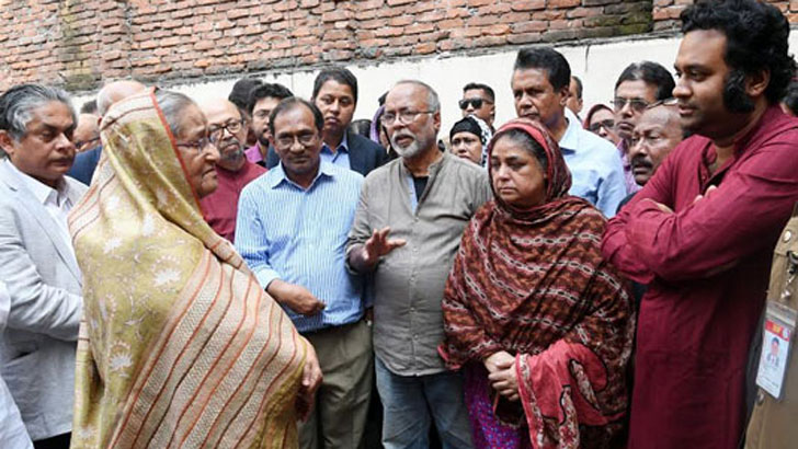রবিউল হুসাইনের বাসায় গিয়ে শেষ শ্রদ্ধা জানালেন প্রধানমন্ত্রী