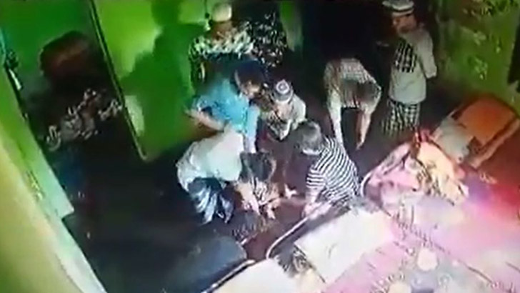 নিরাময় কেন্দ্রে কলেজছাত্রকে হাত-পা বেঁধে পিটিয়ে হত্যা (ভিডিও)