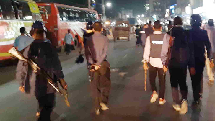 হাজীগঞ্জে ছাত্রলীগের দু’পক্ষের সংঘর্ষ, পুলিশের গুলি