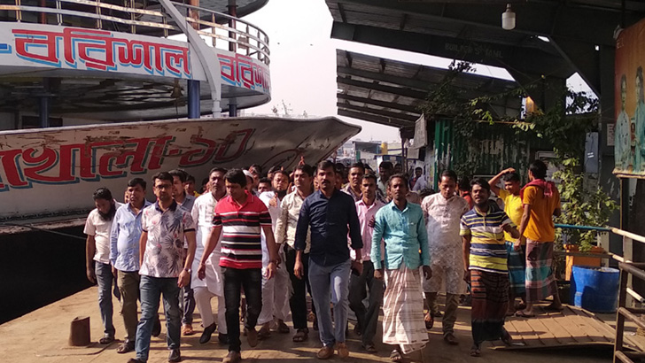 ধর্মঘট উপেক্ষা করে সদরঘাটে চলছে লঞ্চ