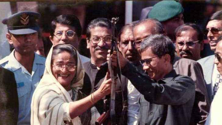৪ সশস্ত্র সংগঠনের কাছে জিম্মি পাহাড়ি জনপদ