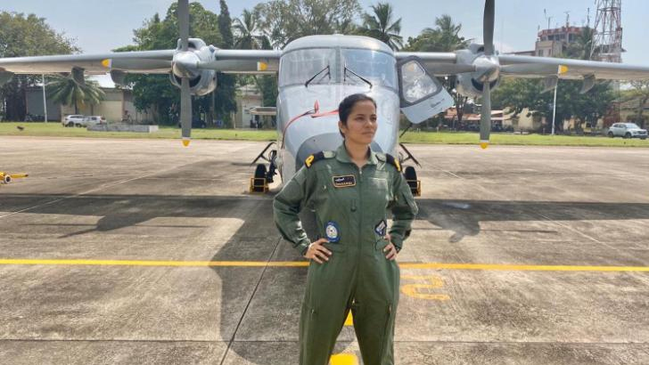 প্রথম কোনো নারী পাইলটকে স্বাগত জানাল ভারতীয় নৌবাহিনী