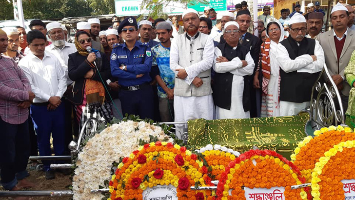 নিজ বাড়ির পুকুরপাড়ে চিরনিদ্রায় শায়িত ভাষাসৈনিক রওশন আরা বাচ্চু