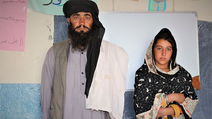 রোজ ১২ কিমি পথ পাড়ি দিয়ে মেয়েদের স্কুলে নিয়ে যান নিরক্ষর বাবা!