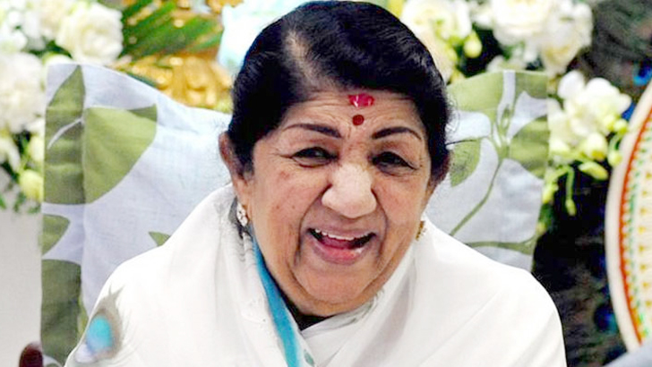 বাড়ি ফিরেছেন লতা মঙ্গেশকর