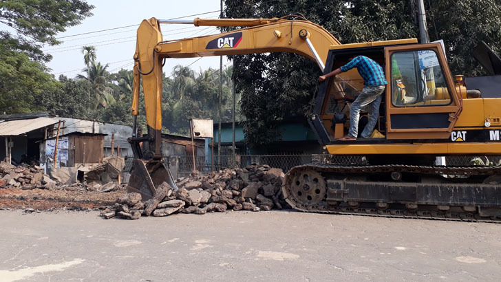 ৩ বছরের গ্যারান্টি দিয়ে সড়কের কাজ!