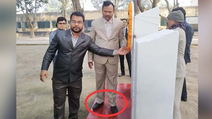 জুতা পায়ে শহীদ বেদিতে পুষ্পস্তবক অর্পণ অধ্যক্ষের!