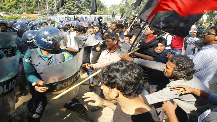 বাম জোটের কালো পতাকা মিছিলে পুলিশের লাঠিচার্জ, সাকিসহ আহত ২০