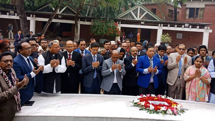 বঙ্গবন্ধুর সমাধিতে ৭ সচিবের শ্রদ্ধা নিবেদন