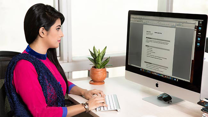 একটানা বসে কাজ করে মোটা হয়ে যাচ্ছেন, কী করবেন?