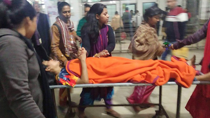 শাড়ি নিয়ে ঢাবিতে মারামারি, ছাত্রলীগের ৩ নেত্রী আহত