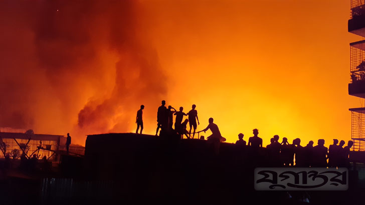 গাজীপুরে আগুনে পুড়ল ৯ ঝুট গুদাম