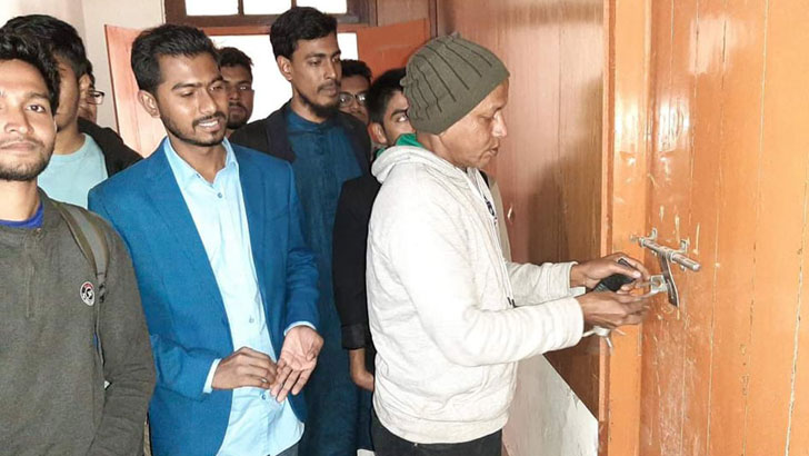 ২৪ দিন পর ডাকসু ভিপির কক্ষে নুর