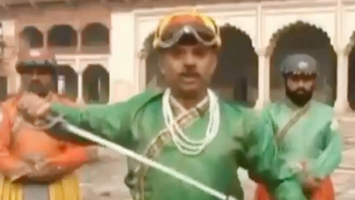 রাজার পোশাকে খবর পড়লেন উপস্থাপক (ভিডিও)