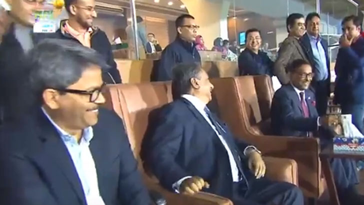 বিপিএলের ফাইনালে গ্যালারিতে ওবায়দুল কাদের