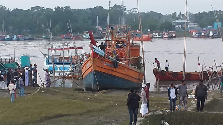 সীমানা লঙ্ঘন করে মাছ ধরতে এসে ট্রলারসহ ২৬ ভারতীয় আটক