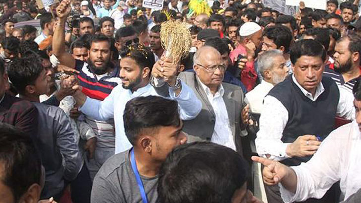 ইশরাককে সঙ্গে নিয়ে ভোটারদের দ্বারে দ্বারে ড. মোশাররফ