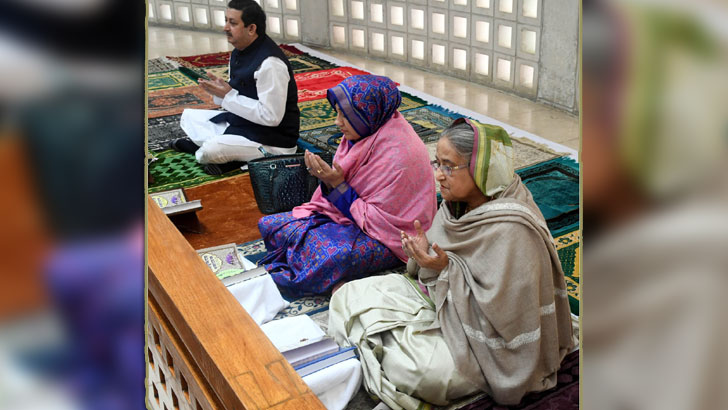 বাবার কবরের পাশে বসে প্রধানমন্ত্রীর কোরআন তেলাওয়াত