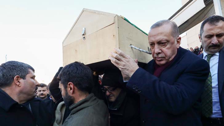 ভূমিকম্পে নিহতদের লাশ কাঁধে নিয়ে যাচ্ছেন এরদোগান