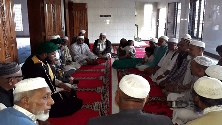 জুমা নামাজের পর ইসলাম গ্রহণ করলেন একই পরিবারের ৪ সদস্য