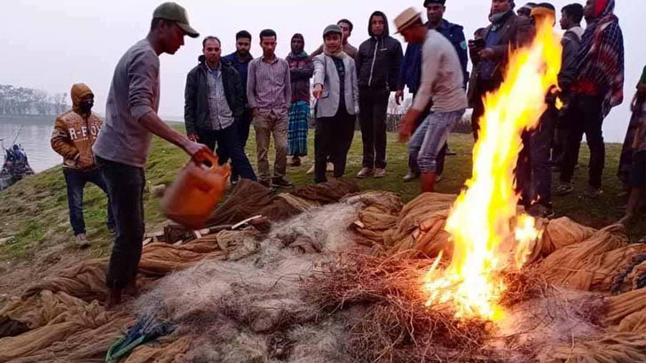 টাঙ্গুয়ার হাওরে পুড়িয়ে দেয়া হলো ৩ লাখ টাকার কারেন্ট জাল