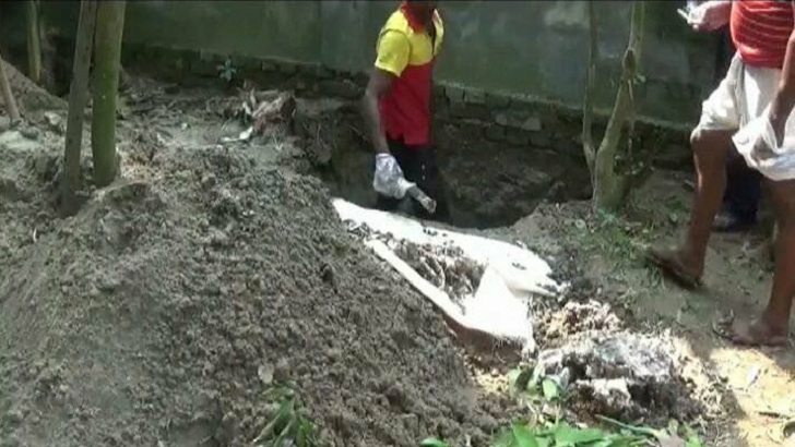 স্ত্রী-সন্তানকে হত্যা করে গভীর রাতে লাশ পুঁতে রাখল যুবক, অতঃপর...