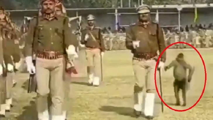 হনুমানের লাথিতে মুখ থুবড়ে পড়ে গেল ভারতীয় পুলিশ! ভিডিও ভাইরাল