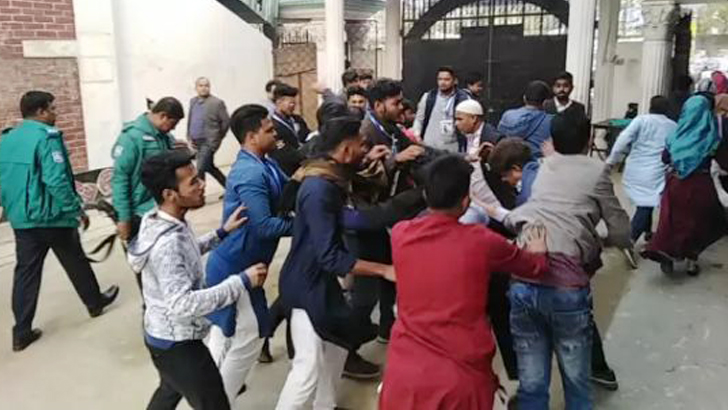 উত্তরায় পুলিশের সামনেই বিএনপি সমর্থিত কাউন্সিল প্রার্থীকে মারধর