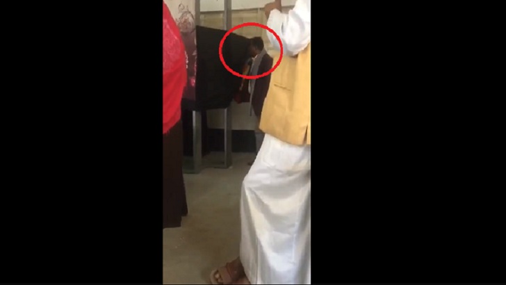 তেজগাঁওয়ে গোপন কক্ষে নারী ভোটারের ভোট দিচ্ছেন পোলিং এজেন্ট (ভিডিও)