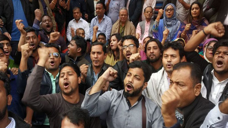 নয়াপল্টনে কর্মীদের সঙ্গে ফুটপাতে বসে স্লোগানের নেতৃত্ব দিচ্ছেন ইশরাক