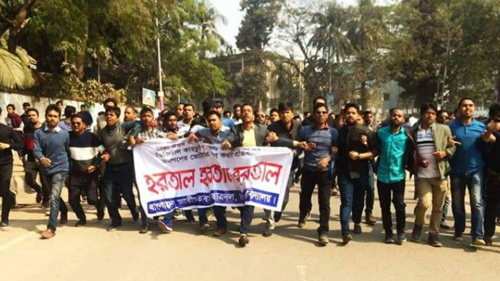 হরতালের সমর্থনে ঢাবিতে ছাত্রদলের মিছিল, গাড়ি ভাঙচুর